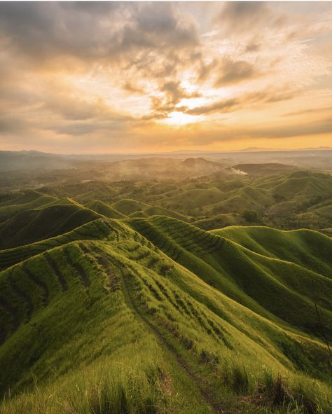 Isn’t it a sick Philippines’s shot? Sunset above Philippines’s mountains. Sounds like a paradise))) Sierra Madre Mountains Philippines, Sunrise Philippines, Philippines Mountains, Philippines Beaches, Mountain Aesthetic, Flowers Pressed, Spiderman Art, Cebu, Winter Solstice