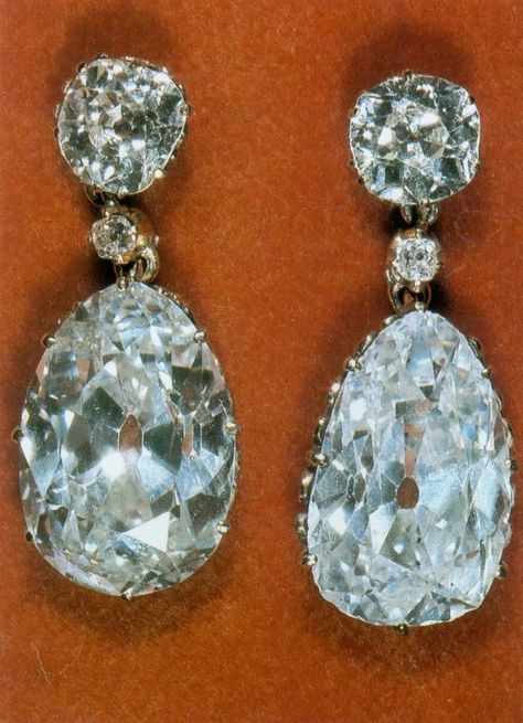 British Crown Jewels, Royal Crown Jewels, Queens Jewels, Royal Jewels, Princesa Diana, Gold Diamond Earrings, Royal Jewelry, Crown Jewels, Diamond Drops