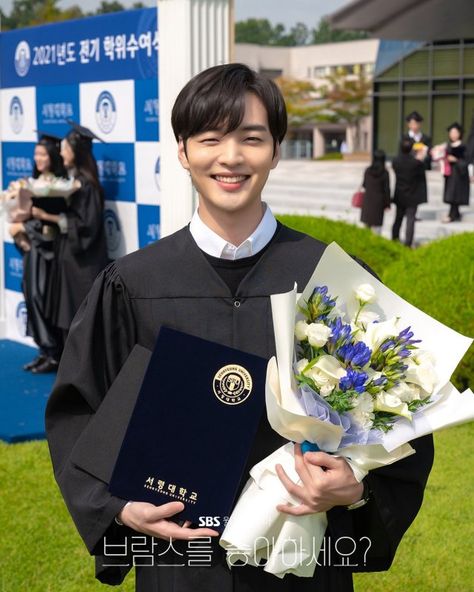 Graduation Photo Ideas Couple, Graduation Bouquet For Boys, Male Graduation Pictures, Medical Scrubs Men, Convocation Photography, Graduation Uniform, Male Graduation, Kim Min Jae, Kim Minjae