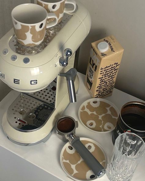 Coffee Machine Smeg, Smeg Espresso Machine In Kitchen, Aesthetic Espresso Machine, Smeg Aesthetic Kitchen, Smeg Appliances Aesthetic, Aesthetic Coffee Machine, At Home Espresso Machine, Espresso Machine Aesthetic, Coffee Corner Aesthetic