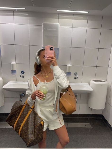 airport mirror pic inspo. Anna Astrup, Airport Fits, Airport Look, Spring Fits, Future Lifestyle, Mirror Pic, Girls Wear, Aesthetic Outfits, Pink Girl