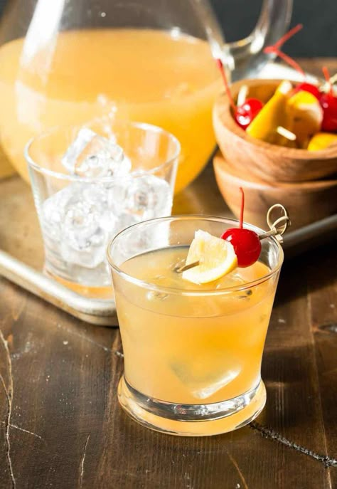 Whiskey Sour Punch, Batch Cocktail Recipes, Batch Cocktail Recipe, Whiskey Sour Recipe, Best Drink Recipes, Cocktail Recipes Whiskey, Tailgate Ideas, Whisky Cocktail, Batch Cocktails