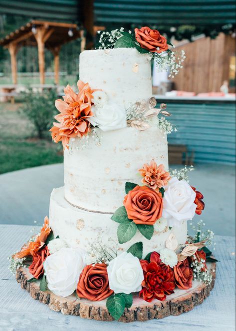 Cream Cheese Frosting Wedding Cake, Wedding Cakes Western Style, Farm Wedding Cake Ideas, Western Wedding Cake Ideas, Country Wedding Cakes Rustic, Rustic Cake Ideas, Wedding Cake Country, Farm Wedding Cake, Western Wedding Bridesmaids