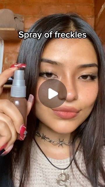 ♡ Pau Avella ♡ on Instagram: "Spray of freckles ✨ . . . #makeup #maquillaje #skin #freckles #fyp #fypシ #parati" Eyeliner Freckles, Freckles Makeup, Natural Skin, Natural Skin Care, Beauty Makeup, Spray, Skin Care, Skin, Makeup