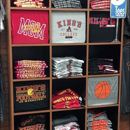 Styrofoam Blocks in T-Shirt Display Aux Tshirt Display Ideas Retail, Clothing Booth Display, T Shirt Display, Vendor Booth Display, T-shirt Display, Guerrilla Marketing, Clothing Store Displays, Tshirt Display, Shirt Display