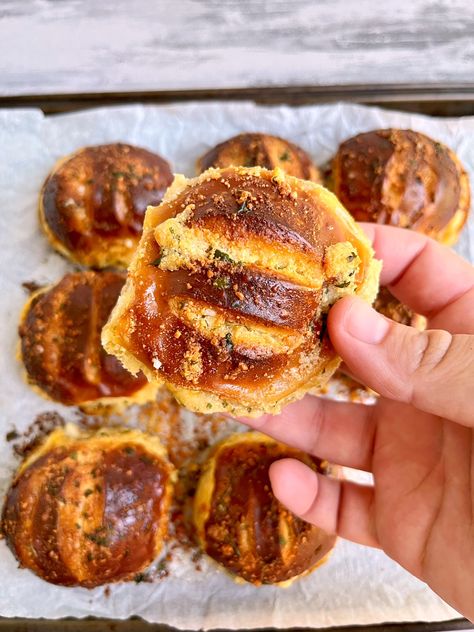 Pretzel Rolls Sandwich, Pretzel Slider Buns, Sliders On Pretzel Buns, Pretzel Bun Dinner Ideas, Pretzel Sandwich Buns, Pretzel Roll Sandwich, Sandwich On Pretzel Bun, Pretzel Sliders, Pretzel Bun Burger