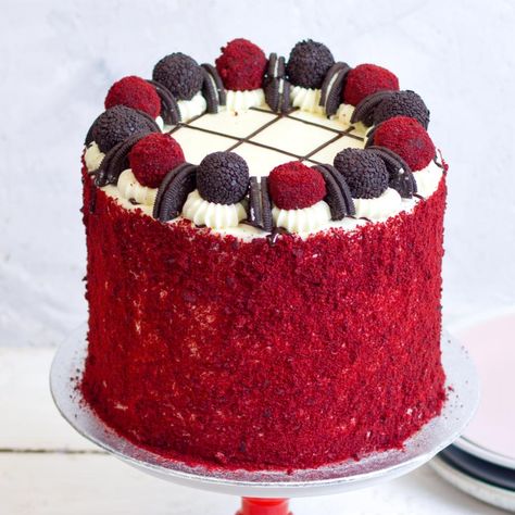 Oreo Layer Cake, Red Velvet Oreo Cake, Oreo Cream Cheese Frosting, Red Velvet Birthday Cake, Crushed Oreo, Red Velvet Oreo, Cake Portions, Bolo Red Velvet, Oreo Cream