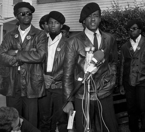 The funeral of Black Panther Bobby Hutton 04/17/1968 Bobby Seale Speaks at the scene of the shoot out. Photo: Photographer Unknown, The Chronicle Black Panther Civil Rights, Stokely Carmichael, Bobby Seale, Detroit History, Black Panther Party, Black Panthers, Strange Photos, African Diaspora, Black Pride