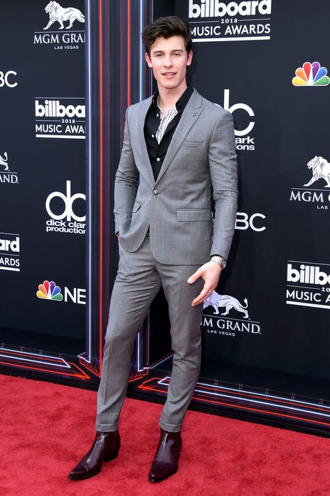 Stylish Suits For Men, Billboard Music Awards Red Carpet, Shawn Mendes Concert, Shawn Mendes Funny, Stylish Mens Suits, Video Makeup, Men In Heels, Men Fashion Casual Shirts, Stylish Suit