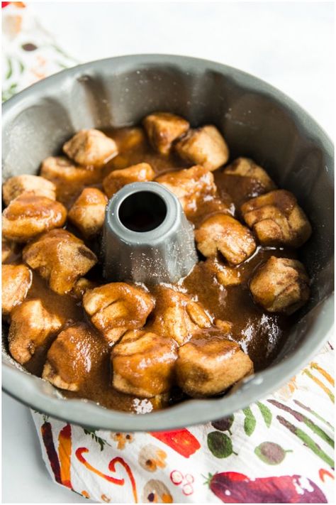 Apple Pie Monkey Bread, Pillsbury Cinnamon Roll Recipes, Cinnamon Monkey Bread, Bundt Pan Recipes, Cinnamon Roll Monkey Bread, Monkey Bread Recipe, Cinnabon Cinnamon Rolls, Cinnamon Roll Casserole, Pillsbury Recipes