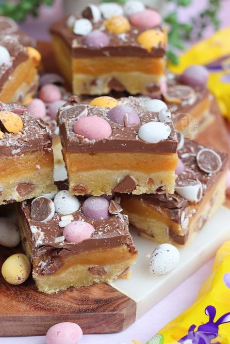 Mini Egg Millionaires Shortbread! - Jane's Patisserie Egg Desserts Easy, Mini Egg Desserts, Egg Desserts, Mini Egg Recipes, Millionaires Shortbread, Easter Deserts, Easter Cooking, Janes Patisserie, No Egg Desserts