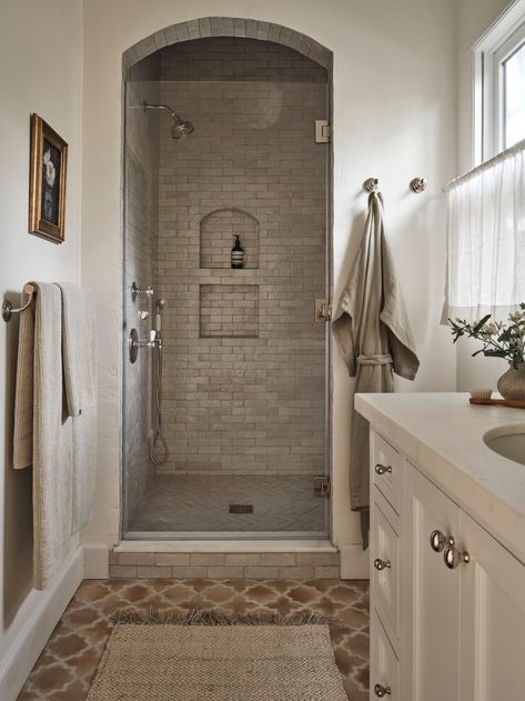 Spanish Revival — Backup Design Spanish Style Homes Interior Bathroom, Zellige Shower Tile, Modern Spanish Style Interior, Modern Spanish Style Bathroom, Spanish Modern Bathroom, Spanish Style Homes Interior, Modern Spanish Bathroom, Spanish Style Interior Design, Mission Style Bathroom