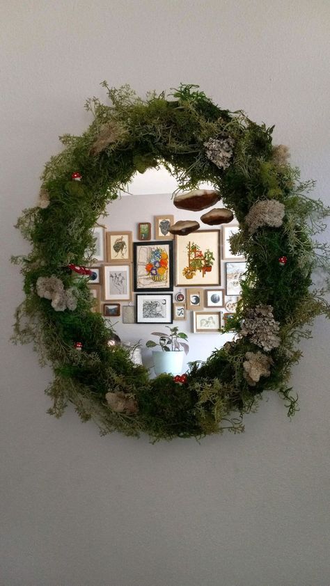 Fairy Core Mirror, Mirror With Moss, Mossy Mirror Diy, Diy Moss Mirror Frame, Moss Covered Mirror, Fairy Bathroom Ideas, Moss Mirror Diy, Moss Mirrors, Moss Bathroom