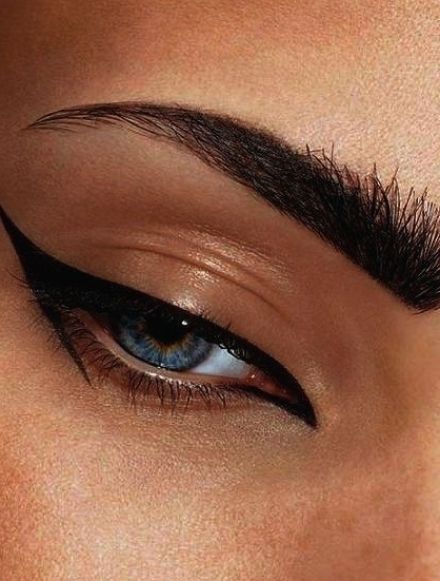 Liquid Eyeliner Tutorial, Eyeliner Design, Bushy Brows, Easy Winged Eyeliner, Eyeshadow For Green Eyes, How To Do Eyeliner, Eyeliner Designs, Winged Eyeliner Tutorial, Eyeliner For Beginners