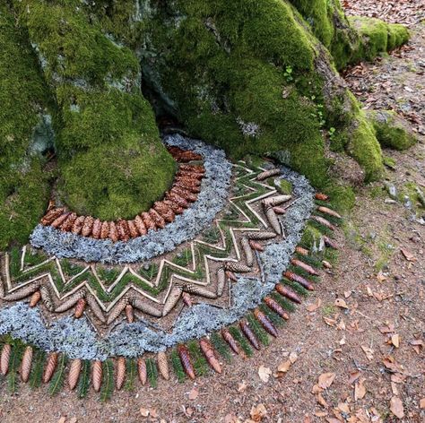 Art at Šumava National Park, Czech Republic. Artist: Lucia Pec. Landart Ideas, Land Art Ideas, Art In Nature, Nature Mandala, Earth Art, Front House Landscaping, Forest Art, Community Gardening, Nature Crafts