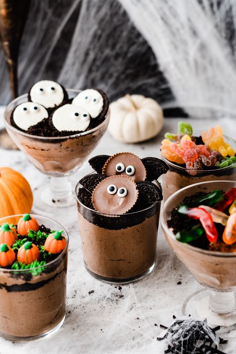 Halloween Dirt Cups, Halloween Dirt, Delicious Halloween Desserts, Halloween Deserts, Dessert Halloween, Cute Halloween Treats, Postres Halloween, Dirt Cups, Dirt Cake