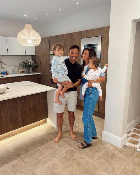 LUCY Mecklenburgh and Ryan Thomas have given fans a glimpse inside their stunning new home in Manchester. Towie alum Lucy, 32, and soap star Ryan, 39, have finally moved into their new abode after two years of renovations. Taking to her interiors Instagram account, the brunette beauty shared some photos of her first day in […] Brunette Celebrities, Green Floral Wallpaper, Lucy Mecklenburgh, Ryan Thomas, Ryan Homes, Soap Stars, Denim Dungarees, Celebrity Homes, Celebrity Houses