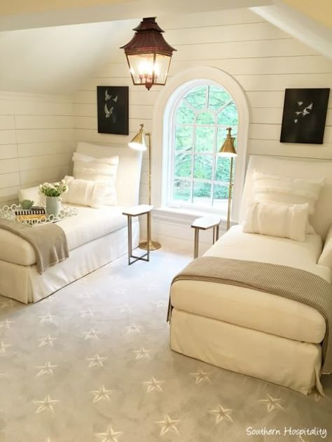 Southeastern Designer Showhouse Atlanta: Part 2 - Southern Hospitality Farmhouse Style Bedroom Decor, Modern Farmhouse Style Bedroom, Bedroom Furniture Layout, 1960s Home, Guest Bedroom Design, Small Bedroom Furniture, Interior Design Minimalist, Farmhouse Style Bedrooms, Modern Farmhouse Bedroom