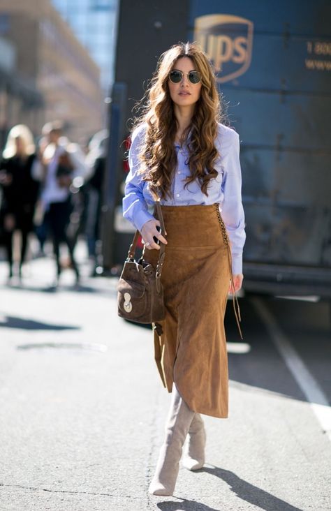 Look Adidas, Estilo Indie, New York Fashion Week Street Style, Skandinavian Fashion, Brown Skirt, Street Style Trends, Stylish Work Outfits, Autumn Street Style, Suede Skirt