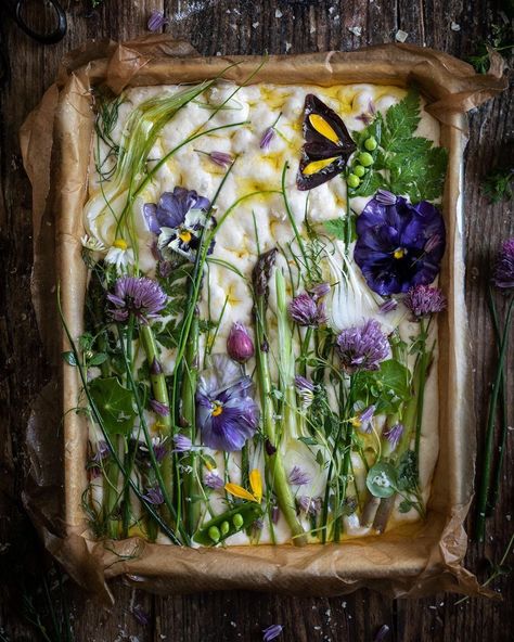 Aimee Twigger on Instagram: “Focaccia painting. Inspired by some pretty Butterfly sorrel. I decided to use it as a butterfly with a pea pod body and used a few…” Foccacia Bread, Veggie Art, Pizza Art, Bread Art, Weekend Cooking, Pretty Butterfly, Focaccia Bread, Savoury Baking, Bread Machine Recipes