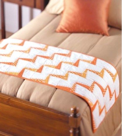 Free pattern: Lightning bolt table / bed runner – Quilting Bed Runners Ideas, Sewing Projects Ideas, Bed Topper, Quilted Bed, Bed Scarf, Table Bed, Quilt As You Go, Table Runner Pattern, Table Runner And Placemats