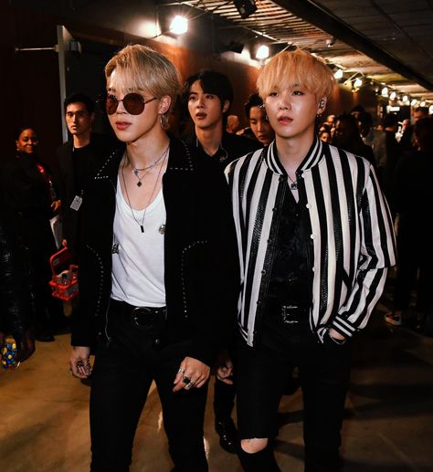 zai⁷︎ ♡ BLACK SWAN on Twitter: "these backstage pics of yoongi and jimin have the exact same energy… " Grammy Awards 2020, Grammys 2020, Yoonmin Fanart, V Bts Wallpaper, Staples Center, Fan Fiction, Grammy Awards, Bts Bangtan Boy, Bts Boys