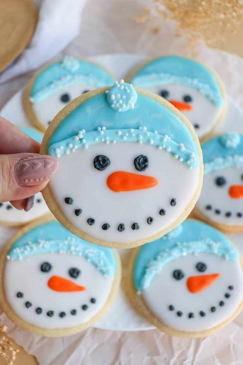 Snow Globe Sugar Cookies, Graceful Baker, Face Cookies, Melted Snowman Ornament, Easy Royal Icing Recipe, Christmas Sugar Cookies Decorated, Circle Photo, Christmas Punch Recipes, Color Flow