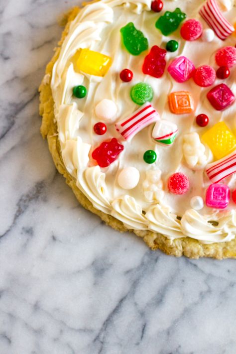 Christmas Candy Dessert Pizza via @HostessTori Creative Holiday Desserts, Dessert Pizza Crust, Patriotic Punch, Candy Pizza, Sugar Cookie Pizza, Fruit Pizza Designs, Recipes With Cool Whip, Healthy Fruit Pizza, Rainbow Pancakes