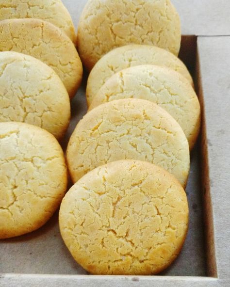 Condensed Milk Cookies Recipe are crisp on the edges, slightly chewier in the centres and really delicious. Condensed Milk Cookie Recipes, Milk Cookies Recipe, Cookie Recipes Condensed Milk, Indian Cookies, Condensed Milk Cookies, Quick Cookies, Thumbprint Cookies Recipe, Condensed Milk Recipes, Dessert Aux Fruits