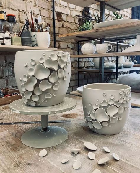 Pottery Vase Decorating Ideas, Ceramics Pottery Bowls, Ceramic Art Sculpture, Sculpture Art Clay, Ceramic Texture, Advanced Ceramics, Pottery Handbuilding, Tanah Liat, Keramik Design