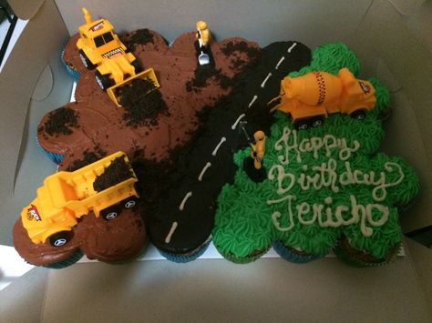 Construction themed pull apart cake! Construction Cupcakes, Truck Cupcakes, Birthday Cupcakes Boy, Construction Birthday Cake, Digger Birthday, Construction Theme Birthday Party, Pull Apart Cupcake Cake, Pull Apart Cake, Construction Cake