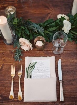 Rustic Wedding Table Setting, Garland Table Runner, Simple Table Settings, Tafel Decor, Cheap Wedding Venues, Wedding Place Settings, Nashville Wedding, Wedding Table Settings, Wedding Napkins