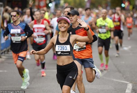 Half Marathon Finish Line Pictures, Marathon Photo Ideas, Marathon Picture Ideas, Marathon Photos, Marathon Aesthetic, Marathon Pictures, Nyc Pictures, Marathon Women, Marathon Photo