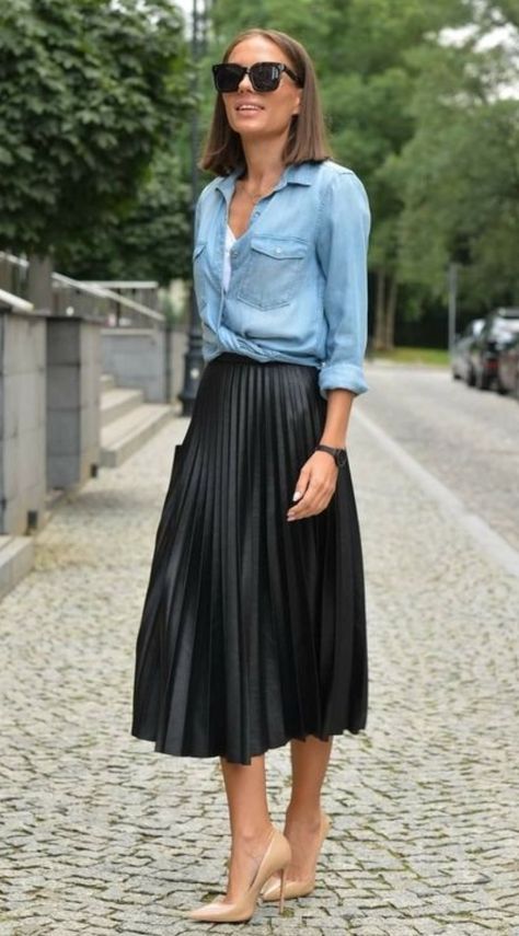 Over 50 Summer Outfits, How To Wear A Pleated Skirt, Rok Outfit, Summer Outfits Ideas, Pleated Skirt Outfit, Black Pleated Skirt, Mode Casual, Fashion Mistakes, Work Outfits Women