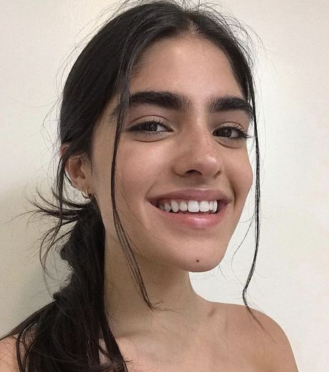 Natalia Castellar Calvani, Natalia Castellar, Bushy Eyebrows, Learn Makeup, Beautiful Eyebrows, Thick Brows, Thick Eyebrows, Natural Eyebrows, Holly Black