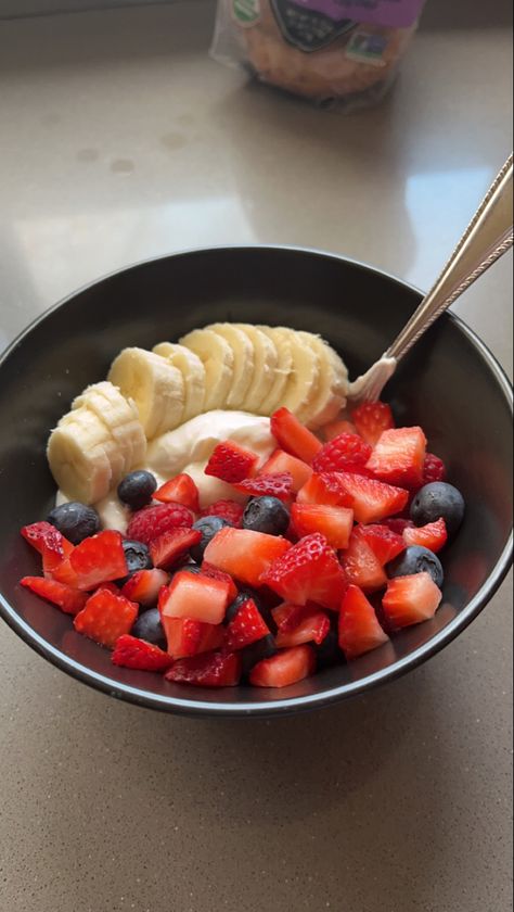 Summer Food Photography, Healthy Snack Recipe, Dessert Light, Low Calorie Fruits, Fruit Banana, Healthy Food Inspiration, Yogurt Bowl, Healthy Food Dishes, Healthy Lifestyle Food