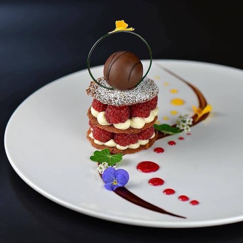 Dessert Plating Ideas, Gourmet Desserts Presentation, Gourmet Food Plating, Food Plating Techniques, Fine Dining Desserts, Plating Ideas, Book Cakes, Dessert Presentation, Decorações Com Comidas