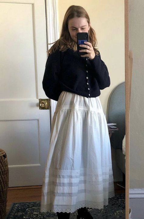 Fall Fashion New England, Doen Sebastian Skirt, Doen Outfit, White Cotton Skirt Outfit, Midsize Fashion Winter, Early 2000 Fashion, England Outfits, Fashion Midsize, New England Fashion