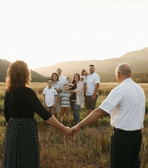 Older Family Photography, Group Family Pictures, Adult Family Poses, Big Family Photo Shoot Ideas, Large Family Photo Shoot Ideas, Large Family Pictures, Extended Family Pictures, Large Family Portraits, Large Family Poses