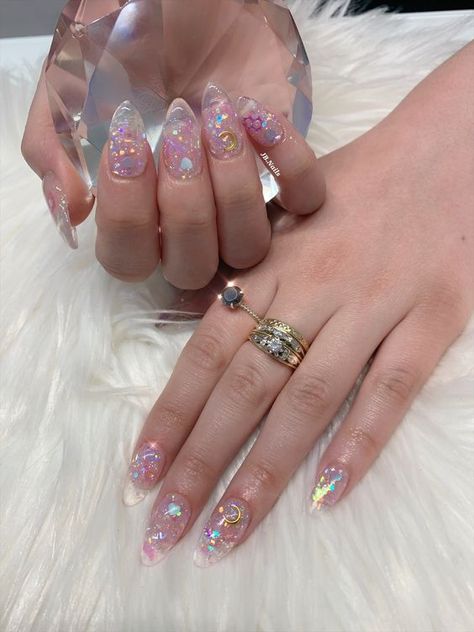 Clear Acrylic Nails Almond Short, Holographic Clear Nails, Clear Kawaii Nails, Kawaii Nails Acrylic Almond, Gradient Nails With Eyeshadow, Clear Fairy Nails, Fairy Glitter Nails, Fairy Like Nails, Almond Kawaii Nails