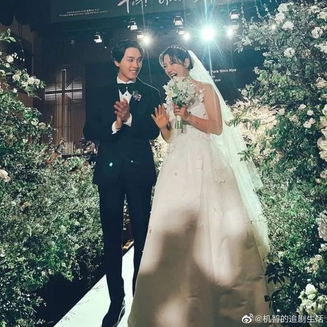 Pictures Show Choi Tae Joon and Park Shin Hye’s Star-studded and Sweet Wedding Celebrating with the Joyful Couple | A Koala's Playground Park Shin Hye Wedding, Choi Tae Joon, Oh Yeon Seo, Weddings By Color, Park Shin Hye, Romantic Photos, Boys Over Flowers, Wedding Pics, Married Life