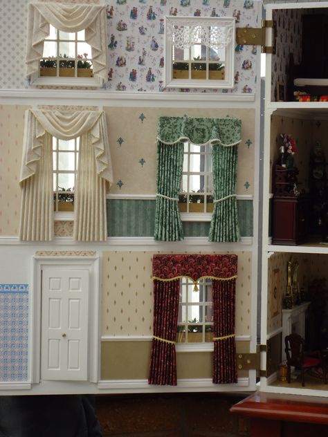 Dolls House Curtains, Miniature Curtains, Dollhouse Curtains, Dollhouse Doll Clothes, Doll House Curtains, Dollhouse Rooms, Cardboard Dollhouse, Dolls House Shop, Dollhouse Diy