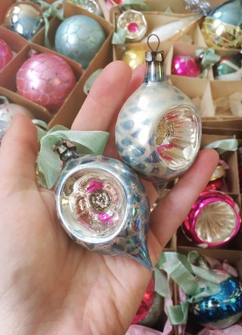 Vintage Christmas ornaments and how to collect them Vintage Christmas Decorations 1950s, Vintage Christmas Decorating, Victorian Paper, Vintage Christmas Tree Decorations, Old Time Christmas, Vintage Inspired Christmas, Shiny Brite Ornaments, Antique Christmas Ornaments, Vintage Christmas Images