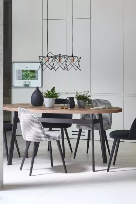 RealHomes.com design feature. "Looking for modern dining room ideas that are going to make your space feel chic and contemporary but still warm and welcoming? Well, lucky for you you are in the right place. A successful modern dining room scheme needs a couple of key considerations - less clutter, texture and some shapely furniture. If you love a simple feel but with modern furniture then this look is for you." Black Dining Room Furniture, Modern Dining Room Ideas, Dining Table Design Modern, Dining Room Accents, Dining Room Design Modern, Room Accent Wall, 6 Seater Dining Table, Dining Room Ideas, Dark Metal