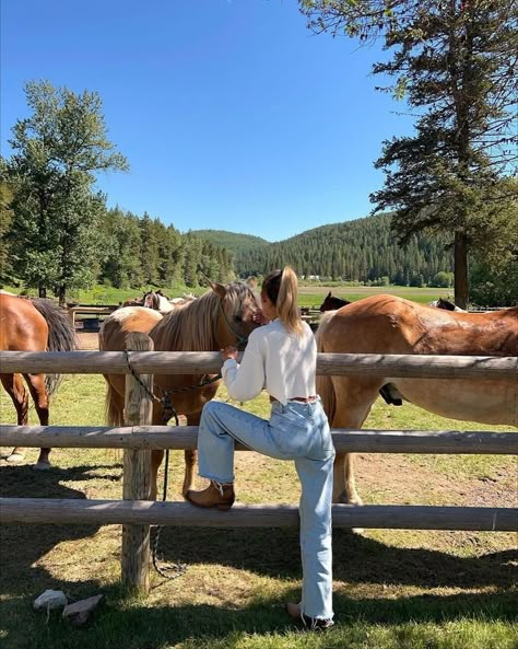 Different Lifestyles Aesthetic, Elsie Core Aesthetic, Cute Country, Cowgirl Life, Country Woman, Horse Farm, Country Life Aesthetic, Western Summer, Farm Aesthetic