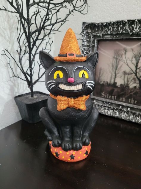 Antique Halloween Decor, Vintage Halloween Crafts, Vintage Halloween Cat, Primitive Halloween Decor, Vintage Halloween Images, Halloween Dolls, Ghibli Tattoo, Indoor Ideas, Statue Decor