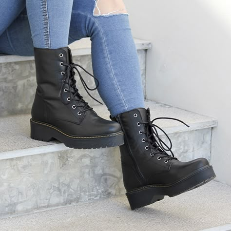 Botas militares para mujer Traveris B2139A en color negro. Características: Cierre con cordones, altura de 3 cm, zapato de estilo casual, suela de goma, exterior piel, forro interior y plantilla textil. Black Combat Boots Aesthetic, Aesthetic Combat Boots, Delaney Core, Combat Boots Aesthetic, Ladies Sandals, Black Combat Boots, Hype Shoes, Girly Shoes, Aesthetic Shoes