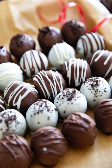 Oreo Balls Christmas, Chocolate Brownie Cake, Christmas Truffles, Mini Dessert Cups, Chocolate Melting Wafers, Xmas Treats, Oreo Balls, Breakfast Recipes Sweet, Candy Truffles