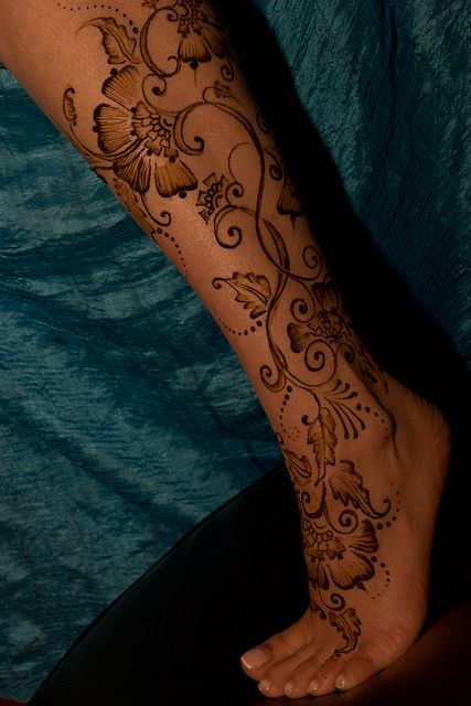 Tattoo Bein Frau, Cute Henna Designs, Cute Henna Tattoos, Henna Style Tattoos, Leg Henna, Henna Inspired Tattoos, Cute Henna, Tato Henna, Foot Henna