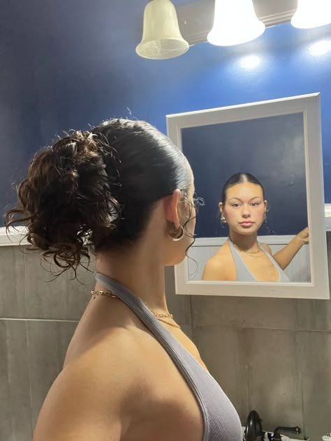 Slick Hair Clip Hairstyles, Slick Bun On Curly Hair, Slick Back Hairstyle Curly Hair, Claw Clip Hairstyles Baddie, Slicked Back Claw Clip Curly Hair, Slick Hairstyles Baddie Claw Clip, Slick Clip Hairstyles, Slick Back Ponytail Short Curly Hair, Short Curly Hair Slicked Back